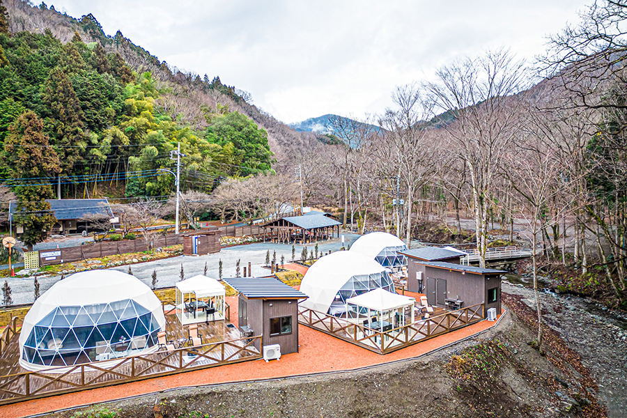 清流が流れる森のキャンプリゾート